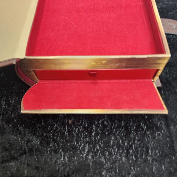 Fable III Limited Collector's Edition (Released in 2010) for Microsoft Xbox 360 - Picture 12 of 16